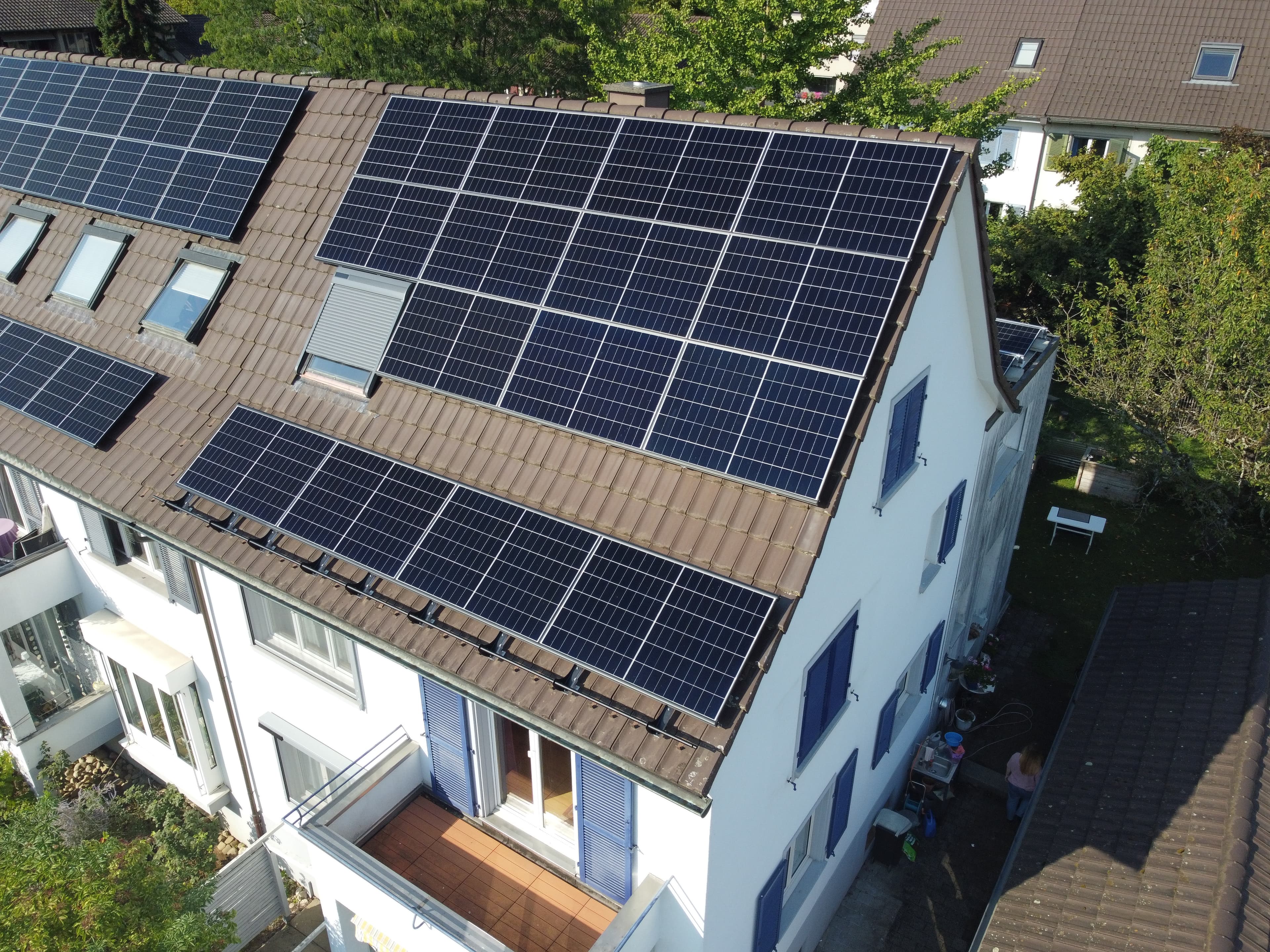 Modernes Einfamilienhaus mit Solaranlage auf dem Dach in Liestal